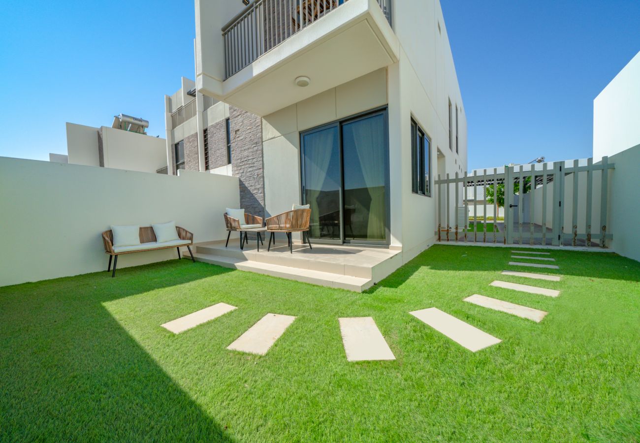 Villa in Dubai - DAMAC Hills 2 Primrose Villa | 3 bedrooms